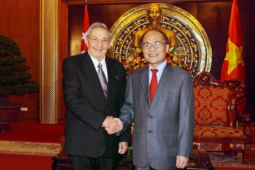  Chủ tịch Quốc hội Nguyễn Sinh Hùng hội kiến Đại tướng Raul Castro Ruz, Bí thư thứ nhất BCH Trung ương Đảng Cộng sản Cuba, Chủ tịch Hội đồng Nhà nước và Hội đồng Bộ trưởng Cuba thăm hữu nghị chính thức Việt Nam, ngày 9/7/2012. (Ảnh: Nhan Sáng/TTXVN)