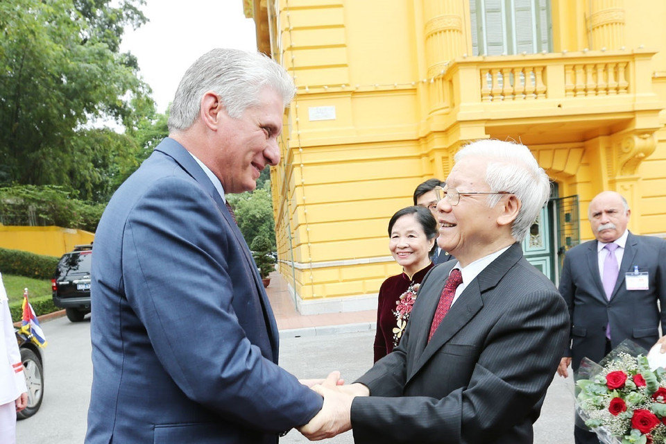 Sáng 9/11/2018, tại Phủ Chủ tịch, Tổng Bí thư, Chủ tịch nước Nguyễn Phú Trọng chủ trì Lễ đón và đội đàm với đồng chí Miguel Mario Díaz-Canel Bermúdez, Chủ tịch Hội đồng Nhà nước và Hội đồng Bộ trưởng Cuba thăm hữu nghị chính thức Việt Nam từ ngày 8-10/11/2018. Đây là chuyến thăm Việt Nam đầu tiên trên cương vị Chủ tịch HĐNN và HĐBT Cuba của đồng chí Miguel Mario Díaz-Canel Bermúdez. (Ảnh: Trí Dũng/TTXVN)