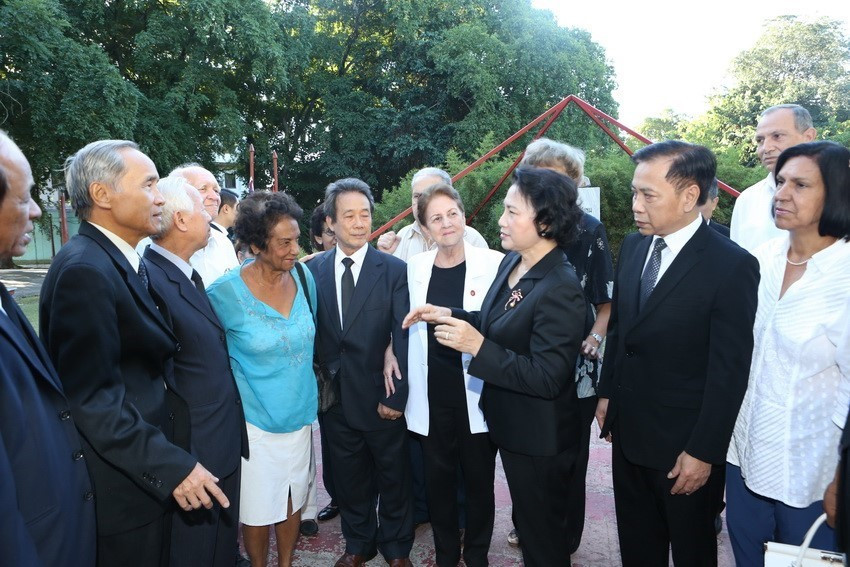 Chủ tịch Quốc hội Nguyễn Thị Kim Ngân nói chuyện với các chuyên gia Cuba từng giúp đỡ Việt Nam trong thời kỳ chiến tranh, ngày 29/11/2016, tại Thủ đô La Habana. (Ảnh: Trọng Đức/TTXVN)