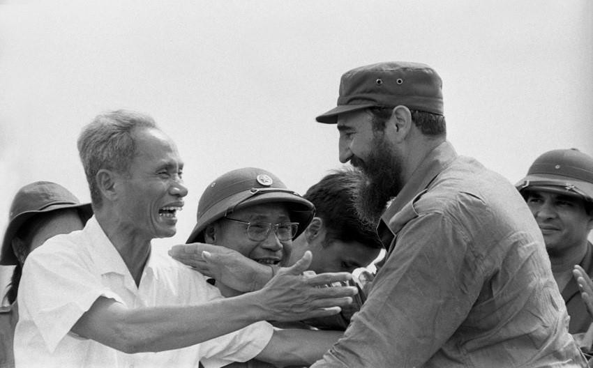 Thủ tướng Cuba Fidel Castro cùng Thủ tướng Phạm Văn Đồng trong cuộc mít tinh của nhân dân Quảng Trị chào mừng Đoàn đến thăm vùng Giải phóng miền Nam Việt Nam, ngày 15/9/1973. (Ảnh: TTXVN)