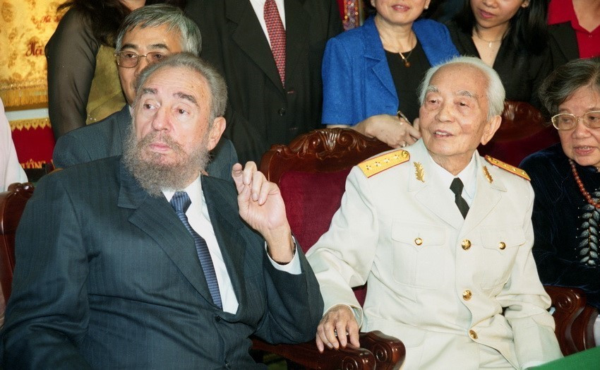 Ngày 22/2/2009, đồng chí Fidel Castro, Bí thư thứ nhất BCH Trung ương Đảng Cộng sản Cuba, Chủ tịch HĐNN và Chính phủ Cuba hội kiến Đại tướng Võ Nguyên Giáp tại tư dinh của Đại tướng, nhân chuyến thăm hữu nghị chính thức Việt Nam. (Ảnh: Nhan Sáng/TTXVN)