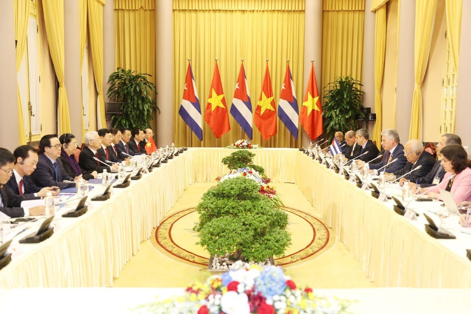 Sáng 9/11/2018, tại Phủ Chủ tịch, Tổng Bí thư, Chủ tịch nước Nguyễn Phú Trọng chủ trì Lễ đón và đội đàm với đồng chí Miguel Mario Díaz-Canel Bermúdez, Chủ tịch Hội đồng Nhà nước và Hội đồng Bộ trưởng Cuba thăm hữu nghị chính thức Việt Nam từ ngày 8-10/11/2018. Đây là chuyến thăm Việt Nam đầu tiên trên cương vị Chủ tịch HĐNN và HĐBT Cuba của đồng chí Miguel Mario Díaz-Canel Bermúdez. (Ảnh: Trí Dũng/TTXVN)