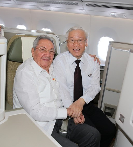 Tổng Bí thư Nguyễn Phú Trọng cùng đồng chí Raul Castro Ruz, Bí thư thứ nhất BCH Trung ương Đảng Cộng sản Cuba, Chủ tịch Hội đồng Nhà nước và Hội đồng Bộ trưởng Cuba trên chuyên cơ Việt Nam đến thăm thành phố Santiago de Cuba, sáng 30/3/2018. (Ảnh: Trí Dũng/TTXVN)