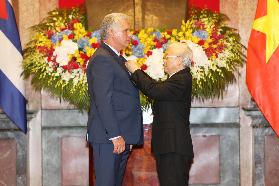 Sáng 9/11/2018, tại Phủ Chủ tịch, Tổng Bí thư, Chủ tịch nước Nguyễn Phú Trọng trao tặng Huân chương Hồ Chí Minh cho đồng chí Miguel Mario Díaz-Canel Bermúdez, Chủ tịch Hội đồng Nhà nước và Hội đồng Bộ trưởng Cuba nhân chuyến thăm hữu nghị chính thức Việt Nam từ ngày 8-10/11/2018. (Ảnh: Trí Dũng/TTXVN)