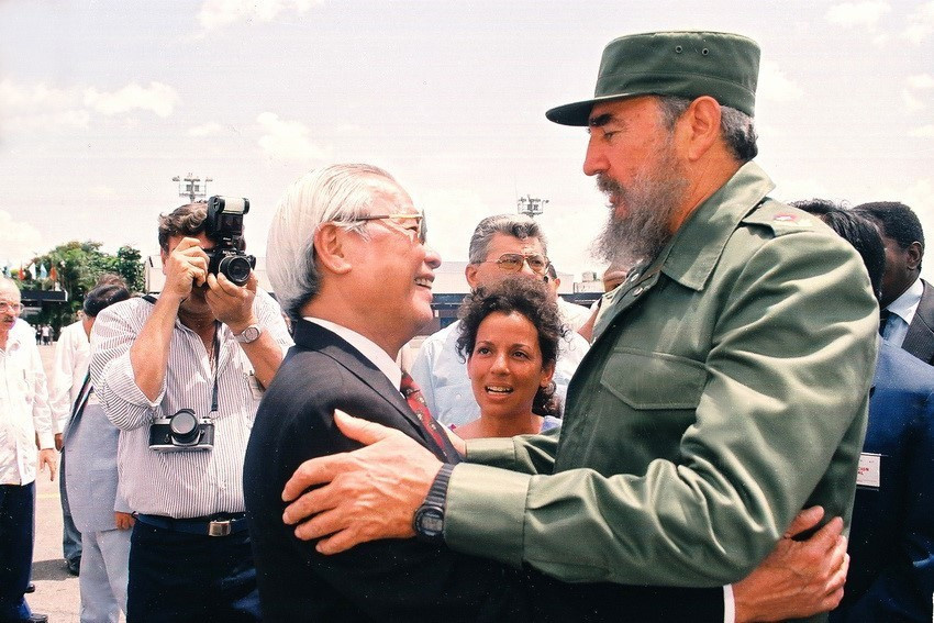 Chủ tịch Cuba Fidel Castro tiễn Thủ tướng Võ Văn Kiệt tại sân bay quốc tế Josse Marti ở Thủ đô La Habana, kết thúc tốt đẹp chuyến thăm hữu nghị chính thức Cuba, ngày 10/7/1993. (Ảnh: Minh Đạo /TTXVN)