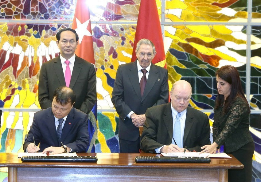 Chủ tịch nước Trần Đại Quang và Chủ tịch Cuba Raul Castro chứng kiến Lễ ký các văn kiện hợp tác giữa hai nước Việt Nam-Cuba, ngày 16/11/2016, trong chuyến thăm hữu nghị chính thức Cuba. (Ảnh: Nhan Sáng/TTXVN)