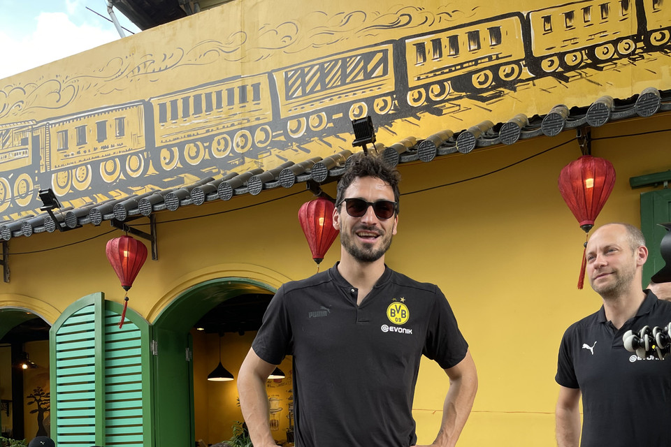 Kết thúc hoạt động uống cà phê vào buổi chiều, nhóm cầu thủ Dortmund quay trở lại khách sạn nghỉ ngơi trước khi bước vào tập luyện trên sân Mỹ Đình nhằm chuẩn bị cho trận gặp đội tuyển Việt Nam. (Ảnh: CTV/Vietnam+)