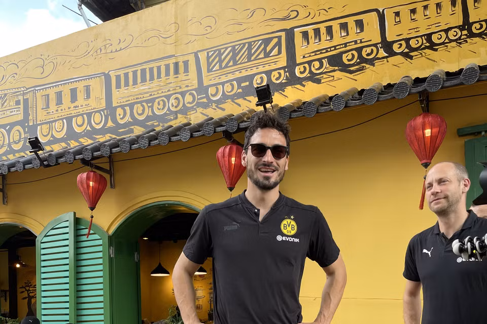 Kết thúc hoạt động uống cà phê vào buổi chiều, nhóm cầu thủ Dortmund quay trở lại khách sạn nghỉ ngơi trước khi bước vào tập luyện trên sân Mỹ Đình nhằm chuẩn bị cho trận gặp đội tuyển Việt Nam. (Ảnh: CTV/Vietnam+)