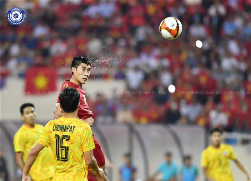 Giải Nhì cuộc thi thuộc về tác phẩm 'Bàn thắng Vàng' và 'Huỳnh Như mạnh mẽ, bứt phá ghi bàn thắng quyết định' lần lượt của tác giả Đinh Trọng Hải (Hà Nội) và Lương Viết Sơn Tùng (Hà Nội). (Ảnh: NSNA VN)