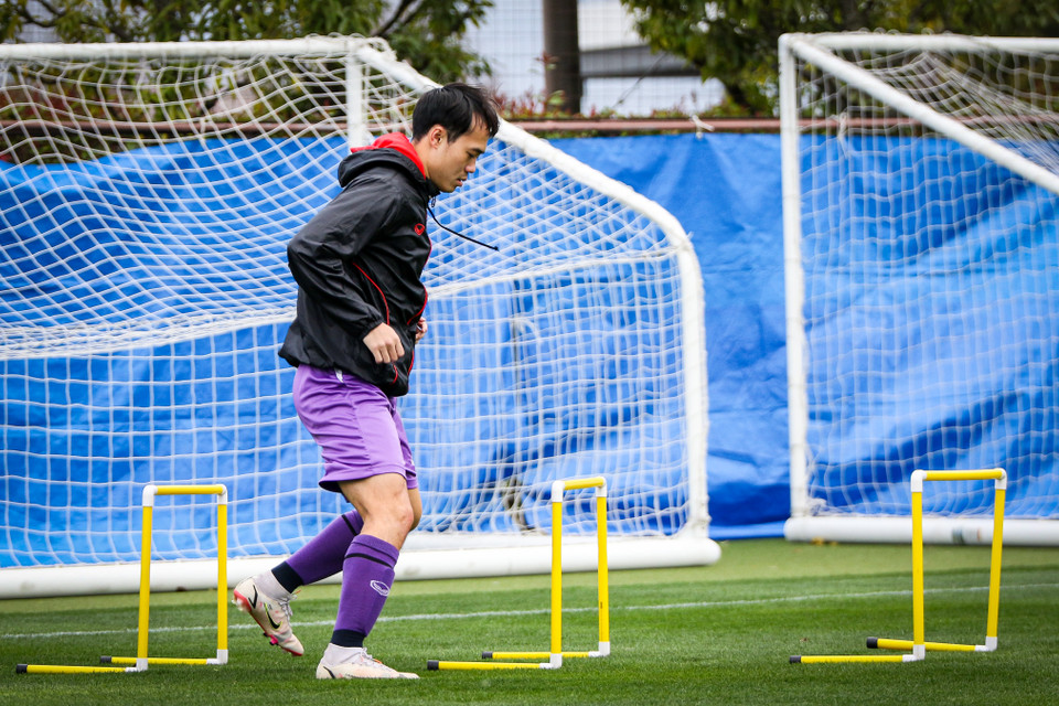 Ở buổi tập đầu tiên sau khi tới Nhật Bản, đoàn quân của huấn luyện viên Park Hang-seo phải nghỉ sớm vì gặp mưa lớn và gió rét. Còn ở buổi tập gần nhất vào hôm qua (27/3), toàn đội đối mặt không khí lạnh, khác hẳn với khi tập luyện, thi đấu tại Việt Nam. (Ảnh: VFF)