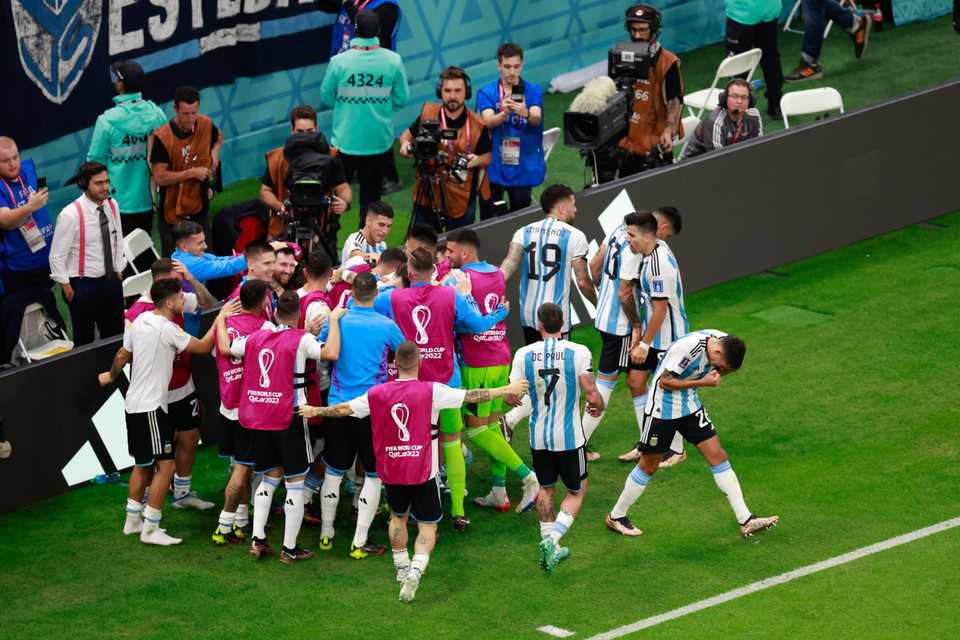 Chiến thắng 2-0 giúp Argentina giành 3 điểm quan trọng, qua đó vươn lên đứng thứ hai tại bảng C. Ở lượt trận cuối, đội bóng này sẽ chạm trán đội đầu bảng Ba Lan. (Ảnh: Hải An/Vietnam+)