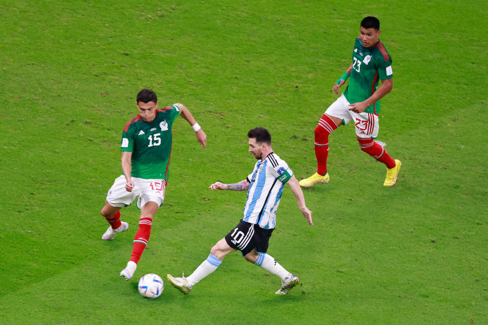 Đội bóng Nam Mỹ gặp áp lực lớn trước trận đấu này sau khi phải nhận thất bại bất ngờ 1-2 trước Saudi Arabia ở trận mở màn. Nếu không giành chiến thắng trước Mexico, Argentina thậm chí đối mặt nguy cơ bị loại từ vòng bảng. (Ảnh: Hải An/Vietnam+)
