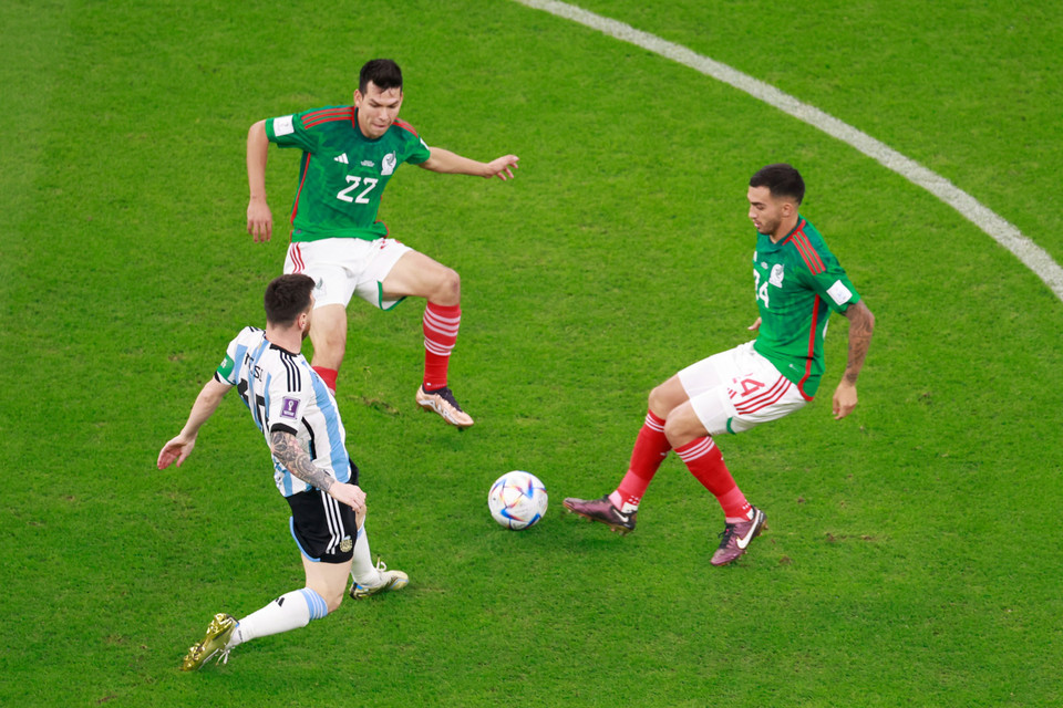 Trước Mexico, Argentina không thể triển khai được thế trận như ý để có được các pha bóng tấn công ấn tượng. Đối thủ từ khu vực Bắc Mỹ hiểu rõ sự nguy hiểm từ Messi và đồng đội nên bịt hết mọi khoảng trống nhờ lối chơi chặt chẽ. (Ảnh: Hải An/Vietnam+)
