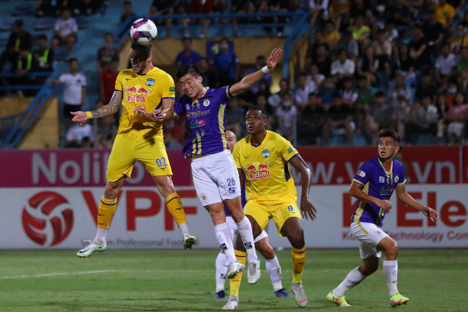 Chiến thắng 2-1 giúp Hà Nội FC vững vàng ở ngôi đầu bảng xếp hạng V-League 2022 với khoảng cách 6 điểm trước đội xếp thứ hai Sông Lam Nghệ An. (Ảnh: PV/Vietnam+)