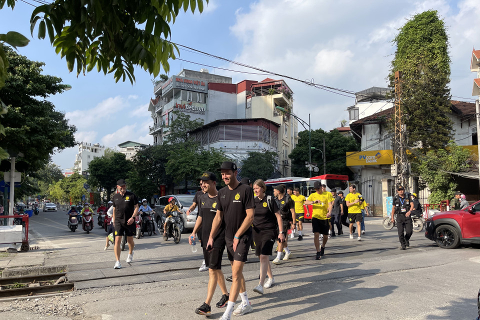 Chiều nay (29/11), nhóm cầu thủ của câu lạc bộ Borussia Dortmund có hoạt động đầu tiên tại Hà Nội sau khi đáp chuyến bay xuống sân ga Nội Bài vào tối qua. (Ảnh: CTV/Vietnam+)