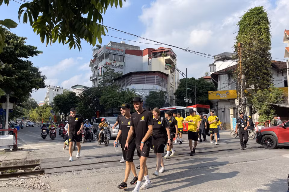 Chiều nay (29/11), nhóm cầu thủ của câu lạc bộ Borussia Dortmund có hoạt động đầu tiên tại Hà Nội sau khi đáp chuyến bay xuống sân ga Nội Bài vào tối qua. (Ảnh: CTV/Vietnam+)