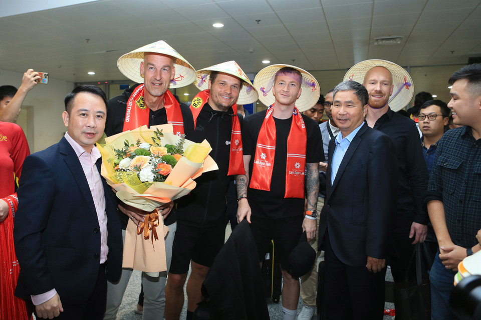 Trước đó, khi đến Việt Nam vào tối qua, những cầu thủ nước ngoài cũng đã rất hứng thú với món quà đặc trưng như nón lá từ người hâm mộ. (Ảnh: CTV/Vietnam+)