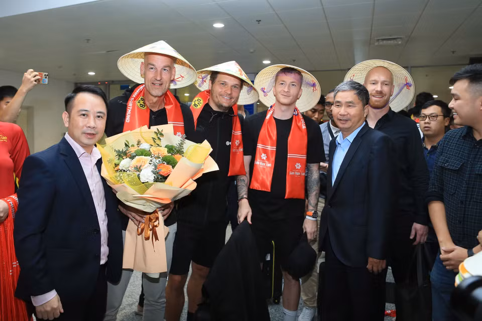 Trước đó, khi đến Việt Nam vào tối qua, những cầu thủ nước ngoài cũng đã rất hứng thú với món quà đặc trưng như nón lá từ người hâm mộ. (Ảnh: CTV/Vietnam+)