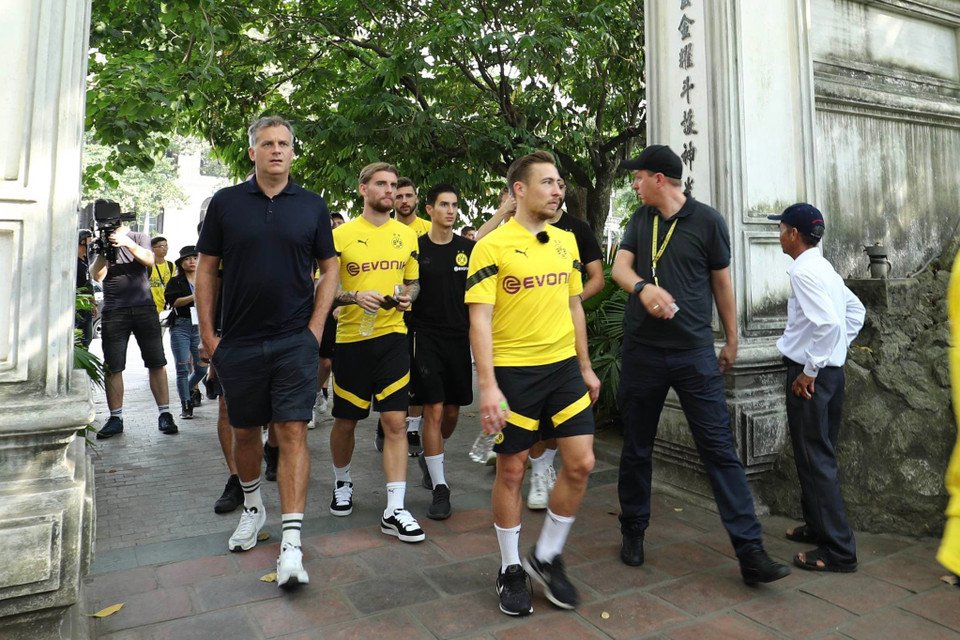 Trong buổi chiều, nhóm cầu thủ dành thời gian khám phá những nét văn hóa du lịch quen thuộc của của Thủ đô Hà Nội. (Ảnh: CTV/Vietnam+)