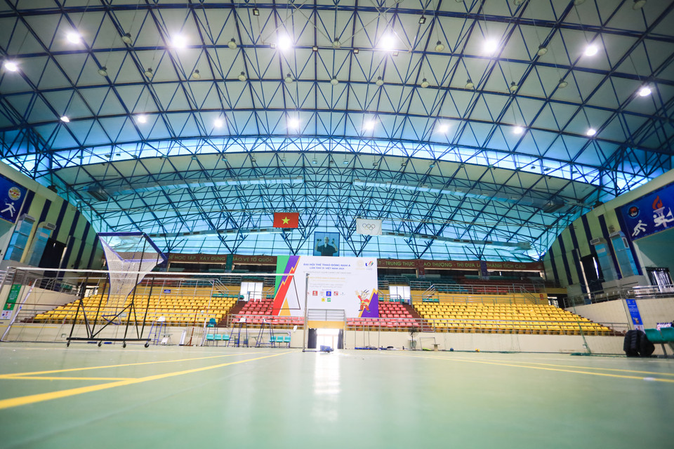 Mặt sàn nhà thi đấu sớm được nâng cấp, chỉ còn chờ lắp đặt mặt thảm và võ đài tiêu chuẩn cho môn boxing và kickboxing. (Ảnh: PV/Vietnam+)