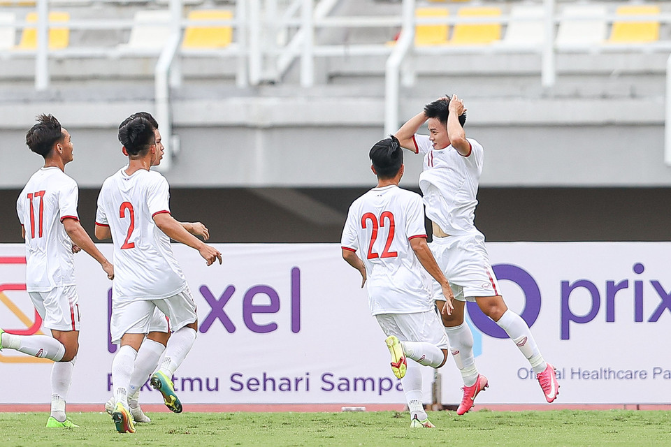 Lần lượt Nguyễn Thanh Nhàn, Bùi Vĩ Hào lập công sớm cho đội tuyển trong hiệp một. 