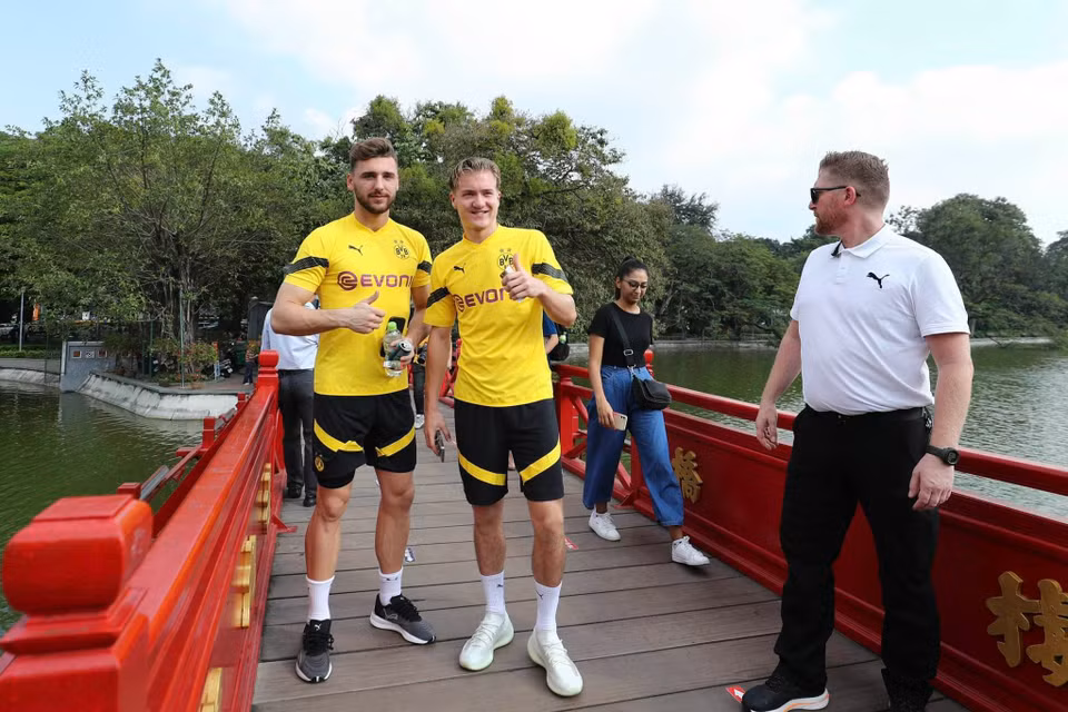 Cầu thủ Dortmund cũng tới tham quan đền Ngọc Sơn và khám phá tiêu bản rùa hồ gươm. (Ảnh: CTV/Vietnam+)