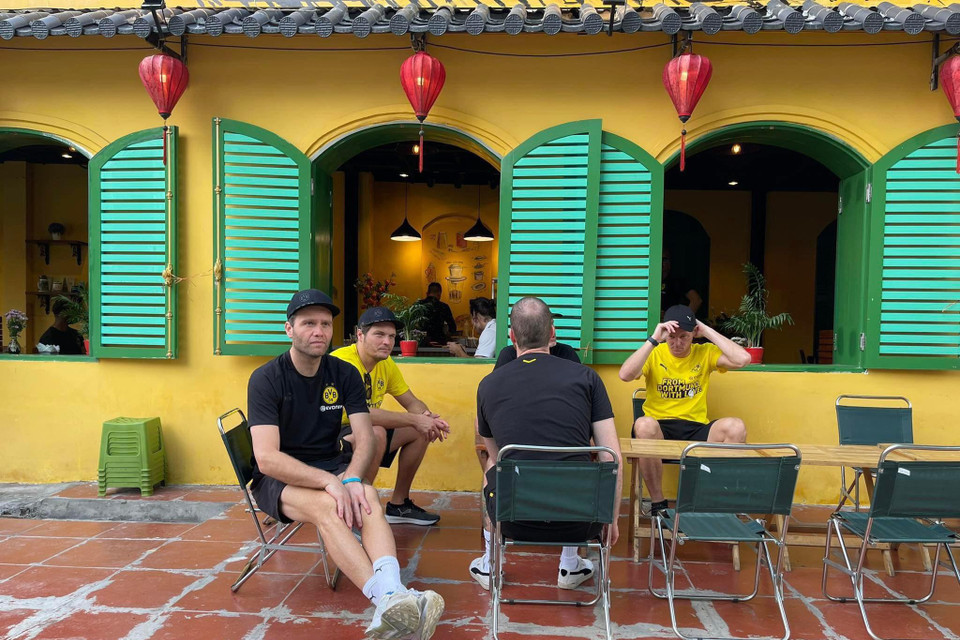 Nhiều cầu thủ tỏ ra thích thú với những đồ uống đặc trưng của Việt Nam như cà phê phin, trà đá,… (Ảnh: CTV/Vietnam+)