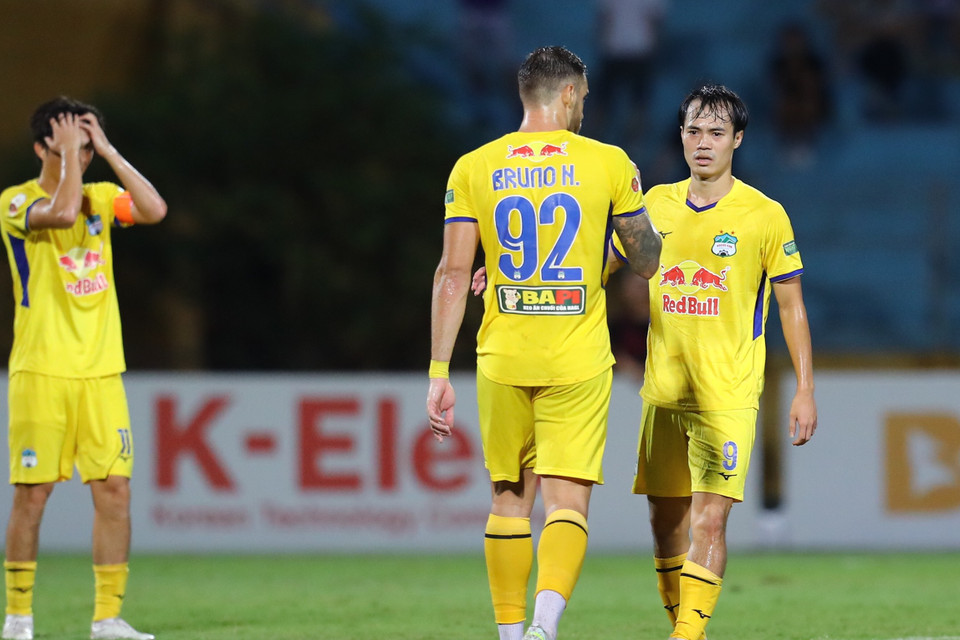 Lần lượt Văn Toàn, Văn Thanh, Tuấn Anh chơi nỗ lực, song không thể giúp đội nhà giành tối thiểu 1 điểm và rời sân Hàng Đẫy. (Ảnh: PV/Vietnam+)