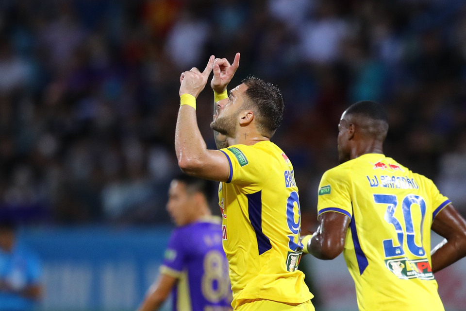 Những nỗ lực của Hoàng Anh Gia Lai chỉ đem lại bàn thắng rút ngắn tỷ số xuống 1-2 ở phút 61 nhờ cú đánh đầu hiểm hóc của ngoại binh Bruno Henrique. (Ảnh: PV/Vietnam+)