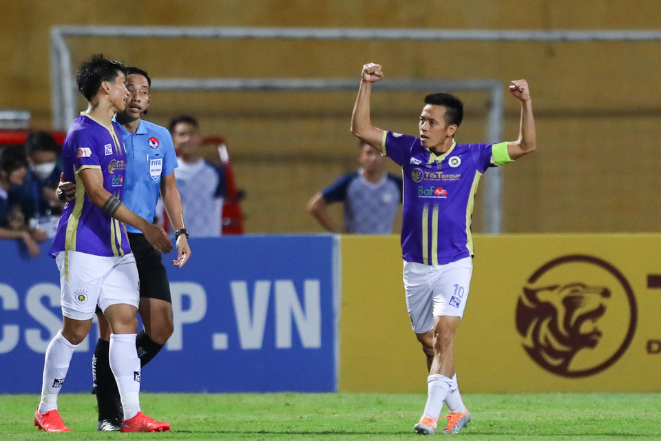 Tiền đạo Văn Quyết mở tỷ số trận đấu với một cú đệm bóng cận thành sau đường phản công sắc nét. Tình huống xuất phát ở phút 54, Hoàng Anh Gia Lai dâng lên tấn công và bị cắt bóng. (Ảnh: PV/Vietnam+)