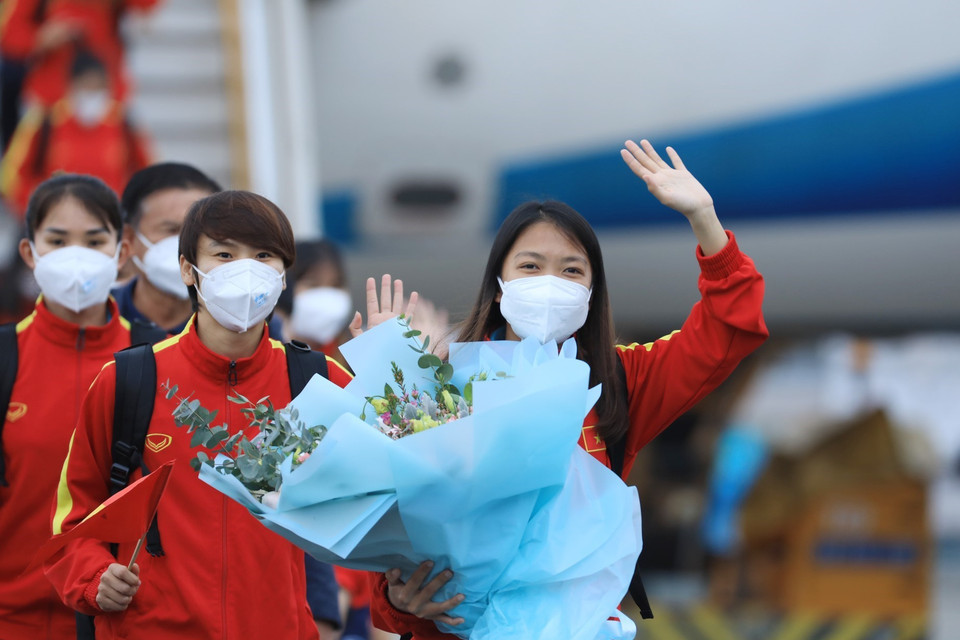 Các nữ tuyển thủ về nước trong niềm vui sướng, hạnh phúc sau chuỗi ngày nhọc nhằn nhưng đầy vinh quang của hành trình giành vé dự World Cup Nữ 2023. (Ảnh: TTXVN)