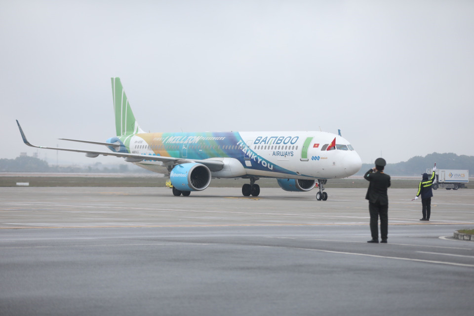 Đúng 9 giờ 35 phút ngày 10/2/2022, chuyên cơ của HãngHàng không Bamboo Airways chở Đội tuyển Bóng đá Nữ Việt Nam từ Ấn Độ về nước đã hạ cánh xuống Sân bay Quốc tế Nội Bài (Hà Nội), khép lại hành trình vinh quang giành vé dự World Cup Nữ 2023. (Ảnh: TTXVN)