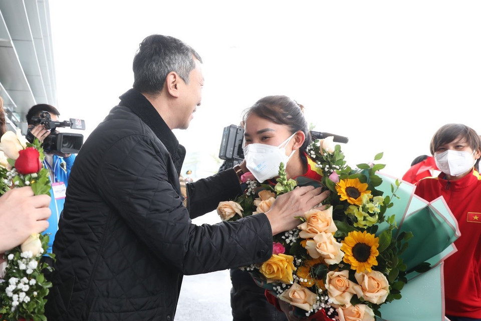 Quyền Chủ tịch Liên đoàn Bóng đá Việt Nam Trần Quốc Tuấn tặng hoa chúc mừng các nữ tuyển thủ sau chuỗi ngày nhọc nhằn nhưng đầy vinh quang của hành trình giành vé dự World Cup Nữ 2023. (Ảnh: TTXVN)