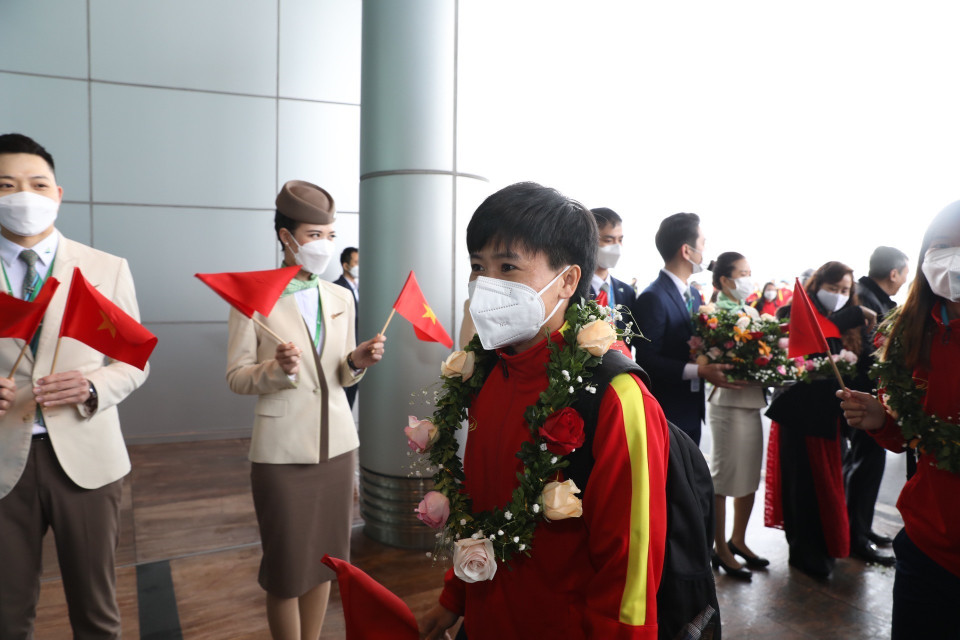Các nữ tuyển thủ tiến vào sảnh VIP A của sân bay quốc tế trong sự chào đón nồng nhiệt của đại diện Liên đoàn Bóng đá Việt Nam (VFF) và người hâm mộ. (Ảnh: TTXVN)