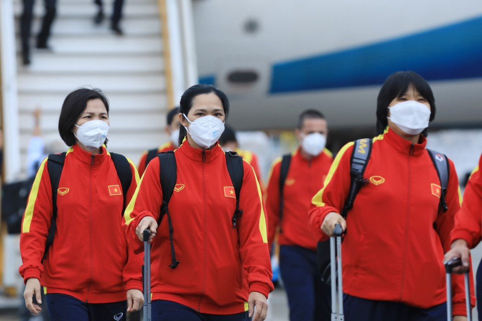 Các thành viên Đội tuyển Bóng đá Nữ Việt Nam tại Sân bay Quốc tế Nội Bài. (Ảnh: TTXVN)