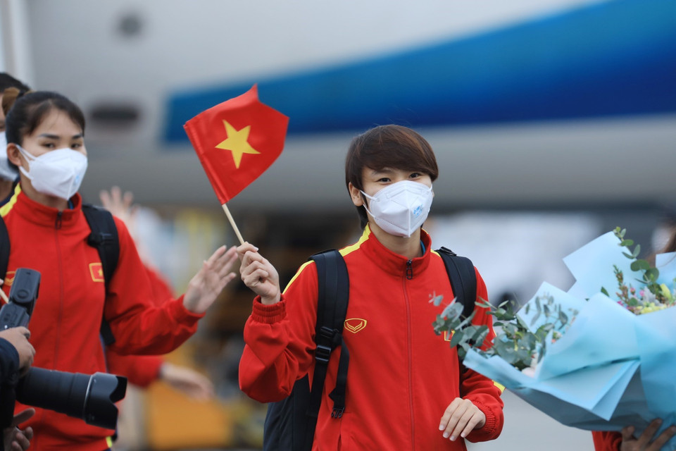 Các nữ tuyển thủ trở về nước trong sự chào đón nồng nhiệt của đại diện Liên đoàn Bóng đá Việt Nam (VFF) và người hâm mộ. (Ảnh: TTXVN)