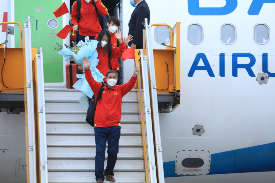 Huấn luyện viên trưởng Mai Đức Chung cùng các tuyển thủ và Ban huấn luyện Đội tuyển Bóng đá NữViệt Nam về tới Hà Nội sau thời gian dài tập huấn và thi đấu xa nhà. (Ảnh: TTXVN)