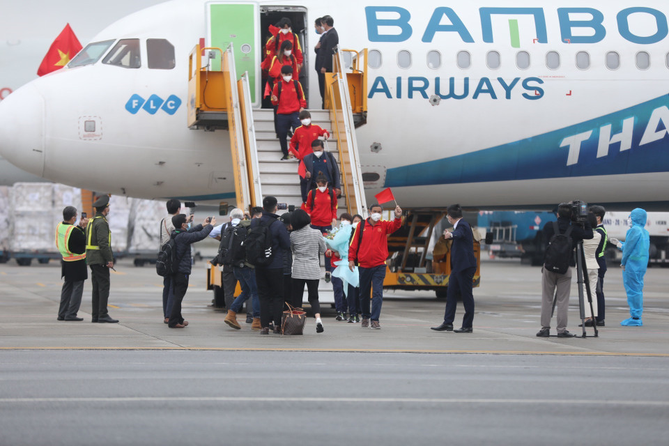 Huấn luyện viên trưởng Mai Đức Chung cùng các tuyển thủ và Ban huấn luyện Đội tuyển Bóng đá Nữ Việt Nam về nước trong niềm vui sướng, hạnh phúc sau chuỗi ngày nhọc nhằn nhưng đầy vinh quang của hành trình giành vé dự World Cup Nữ 2023. (Ảnh: TTXVN)