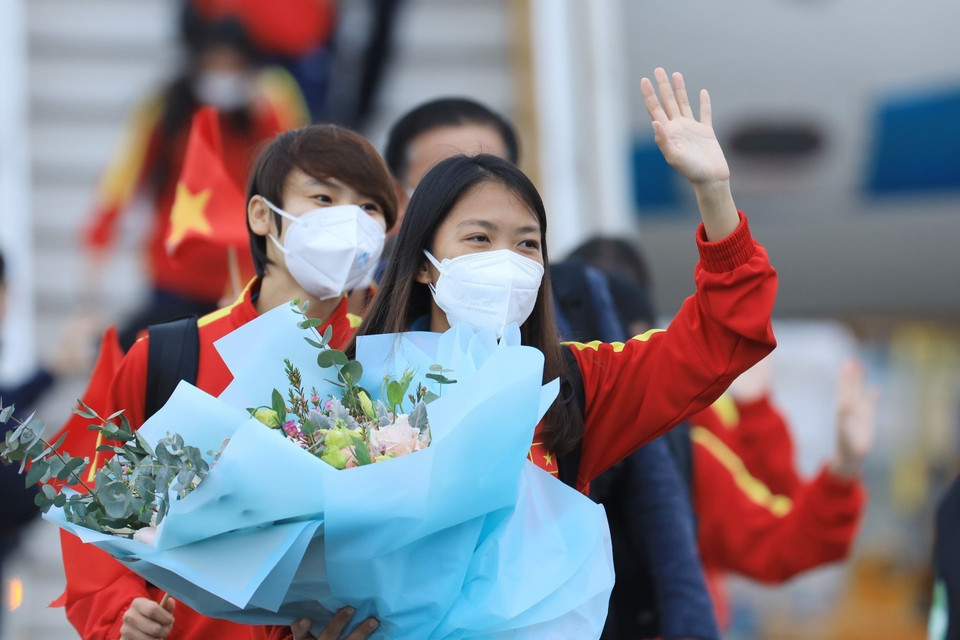 Các nữ tuyển thủ về nước trong niềm vui sướng, hạnh phúc sau chuỗi ngày nhọc nhằn nhưng đầy vinh quang của hành trình giành vé dự World Cup Nữ 2023. (Ảnh: TTXVN)