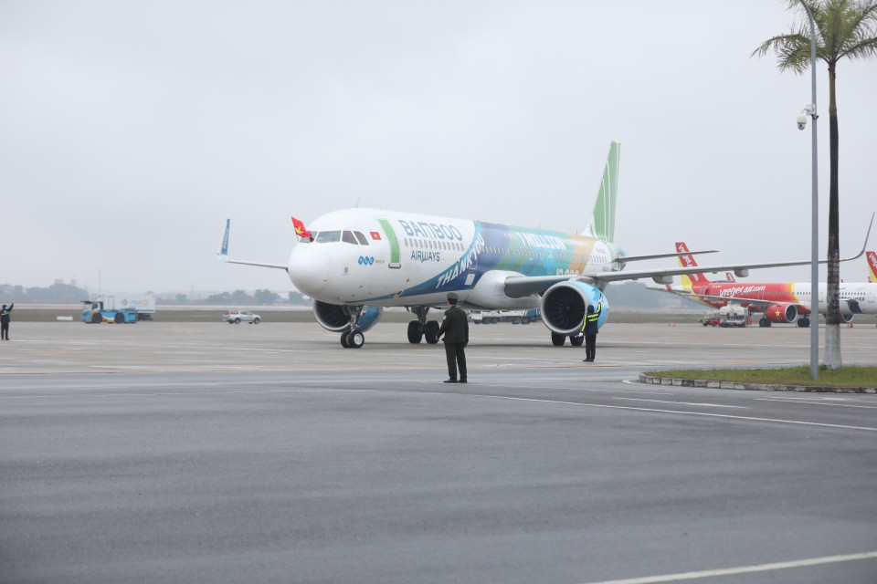 Chuyên cơ chở Đội tuyển Bóng đá Nữ Việt Nam hạ cánh xuống Sân bay Quốc tế Nội Bài. (Ảnh: TTXVN)