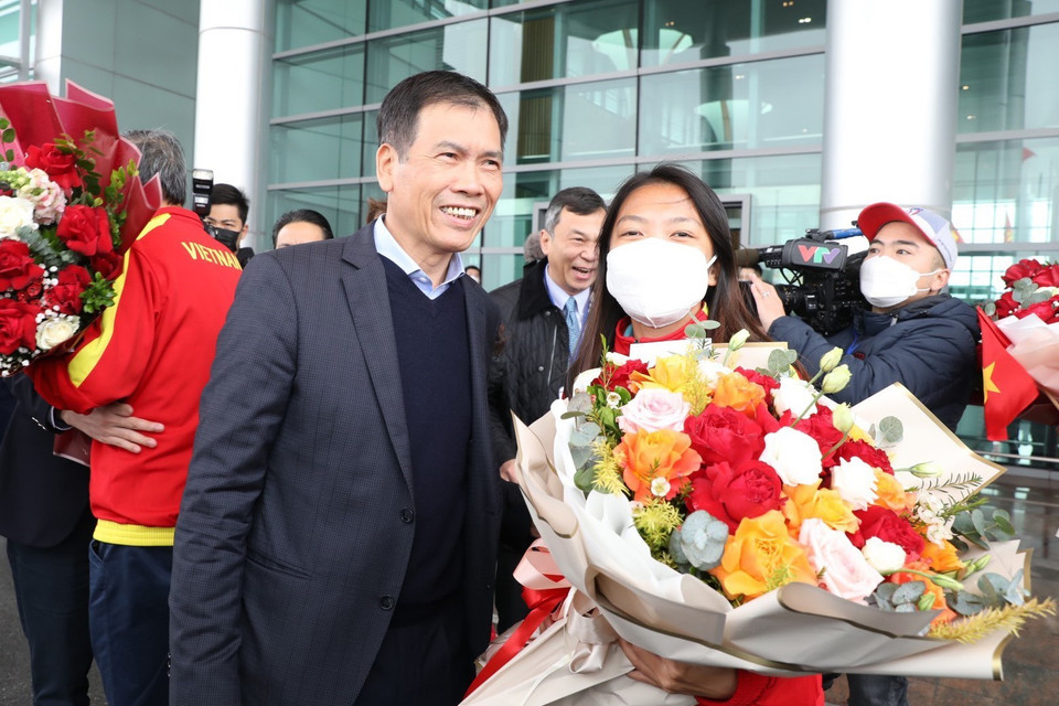 Ông Trần Đức Phấn, Phó Tổng cục trưởng phụ trách Tổng cục Thể dục-Thể thao với Huỳnh Như, đội trưởng Đội tuyển Bóng đá Nữ Việt Nam. (Ảnh: Minh Quyết/TTXVN)