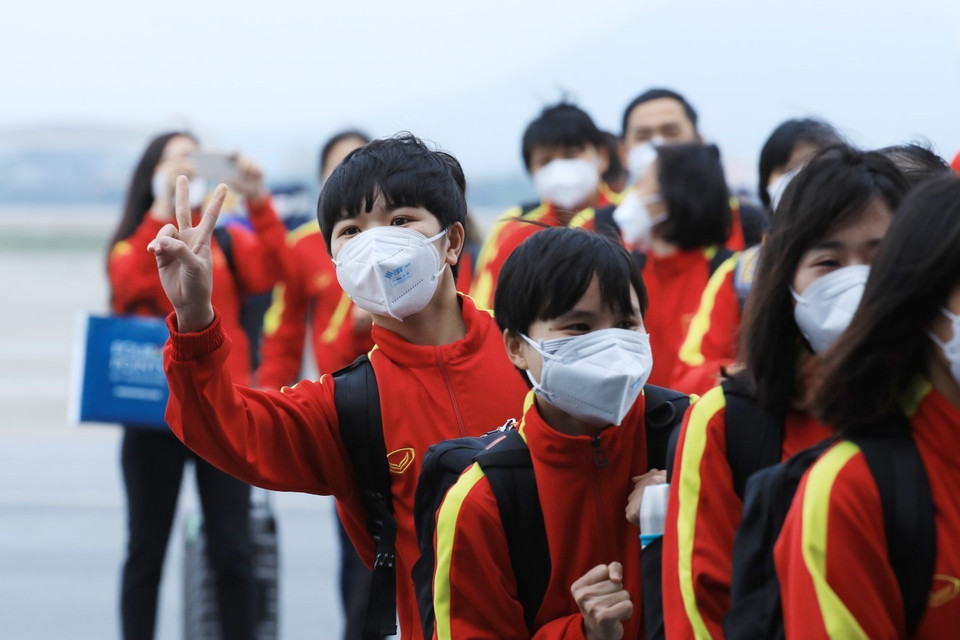 Các thành viên Đội tuyển Bóng đá Nữ Việt Nam tại Sân bay Quốc tế Nội Bài. (Ảnh: TTXVN)