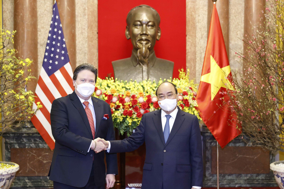 Chiều 11/2/2022, tại Phủ Chủ tịch, Chủ tịch nước Nguyễn Xuân Phúc nhận Quốc thư của Đại sứ Hoa Kỳ Marc Evans Knapper. (Ảnh: Thống Nhất/TTXVN)