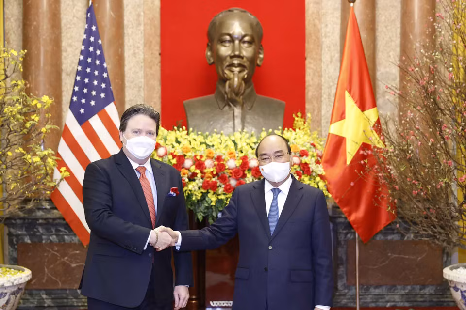 Chiều 11/2/2022, tại Phủ Chủ tịch, Chủ tịch nước Nguyễn Xuân Phúc nhận Quốc thư của Đại sứ Hoa Kỳ Marc Evans Knapper. (Ảnh: Thống Nhất/TTXVN)