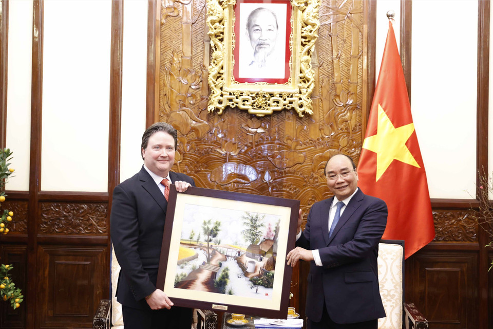 Chiều 11/2/2022, tại Phủ Chủ tịch, Chủ tịch nước Nguyễn Xuân Phúc nhận Quốc thư của Đại sứ Hoa Kỳ Marc Evans Knapper. (Ảnh: Thống Nhất/TTXVN)