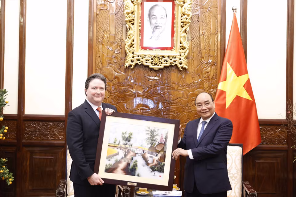 Chiều 11/2/2022, tại Phủ Chủ tịch, Chủ tịch nước Nguyễn Xuân Phúc nhận Quốc thư của Đại sứ Hoa Kỳ Marc Evans Knapper. (Ảnh: Thống Nhất/TTXVN)