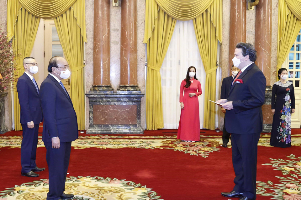 Chiều 11/2/2022, tại Phủ Chủ tịch, Chủ tịch nước Nguyễn Xuân Phúc nhận Quốc thư của Đại sứ Hoa Kỳ Marc Evans Knapper. (Ảnh: Thống Nhất/TTXVN)