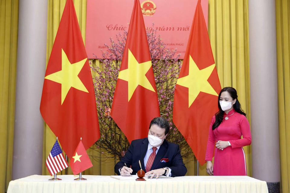 Chiều 11/2/2022, tại Phủ Chủ tịch, Chủ tịch nước Nguyễn Xuân Phúc nhận Quốc thư của Đại sứ Hoa Kỳ Marc Evans Knapper. (Ảnh: Thống Nhất/TTXVN)