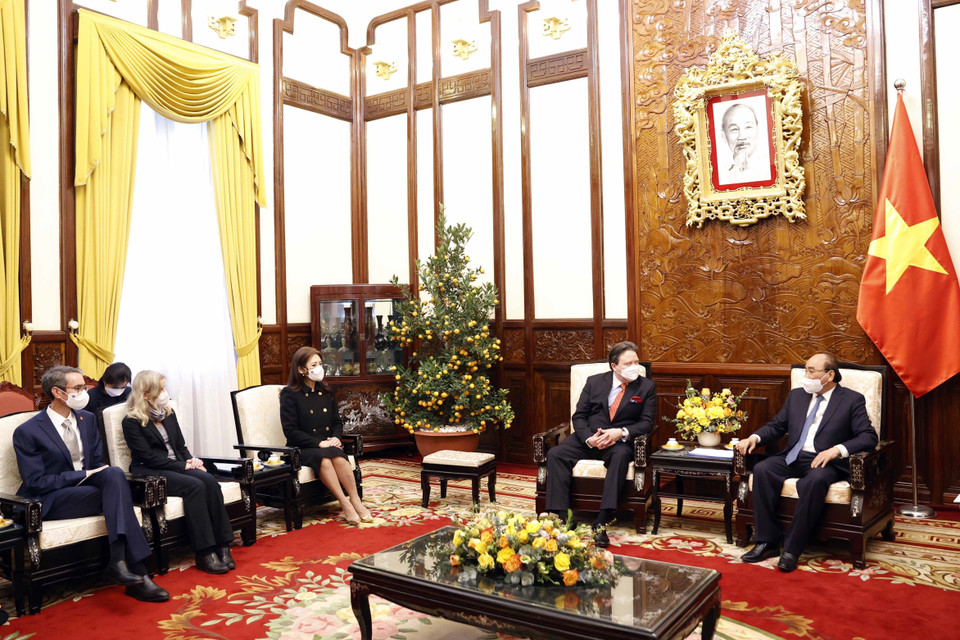 Chiều 11/2/2022, tại Phủ Chủ tịch, Chủ tịch nước Nguyễn Xuân Phúc nhận Quốc thư của Đại sứ Hoa Kỳ Marc Evans Knapper. (Ảnh: Thống Nhất/TTXVN)