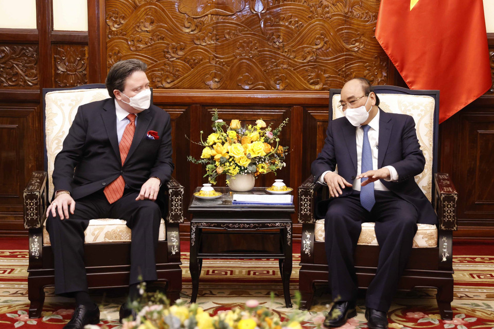 Chiều 11/2/2022, tại Phủ Chủ tịch, Chủ tịch nước Nguyễn Xuân Phúc nhận Quốc thư của Đại sứ Hoa Kỳ Marc Evans Knapper. (Ảnh: Thống Nhất/TTXVN)